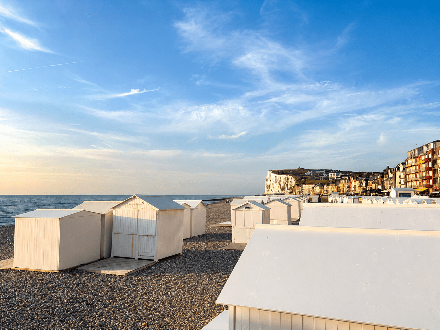 Plage et cabines de Mers-les-Bains avec les falaises en arrière-plan